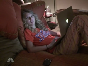 Taylor-Swift-in-bed-with-Apple-MacBook-Pro-laptop